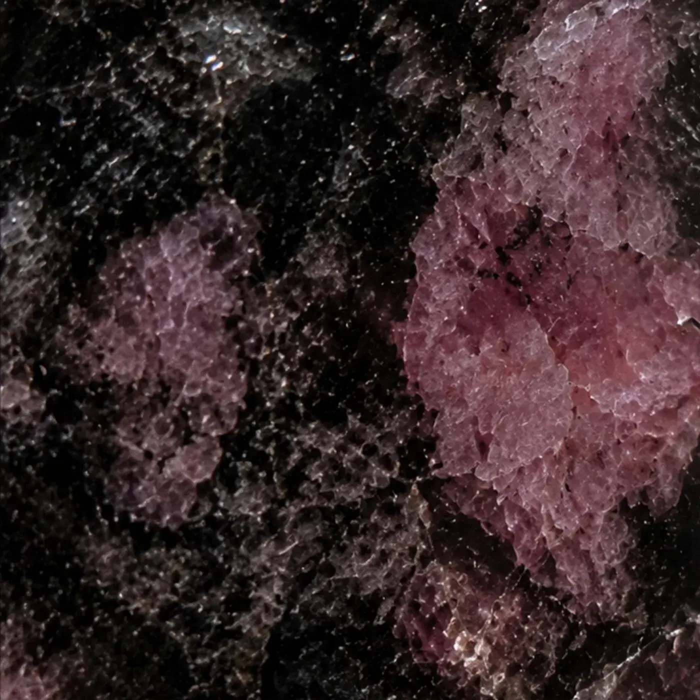 Rhodos · Rodonita — detalle de la piedra